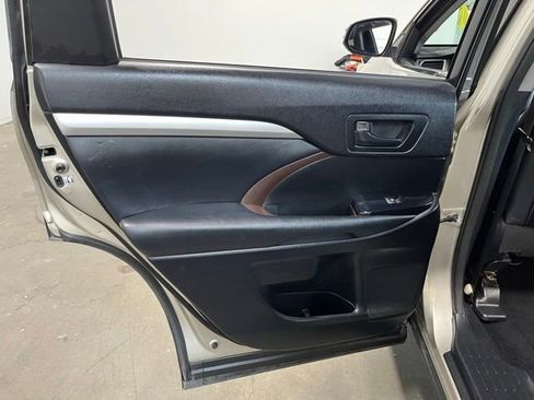 Used 2015 Toyota Highlander Plus AWD/4WD image 19