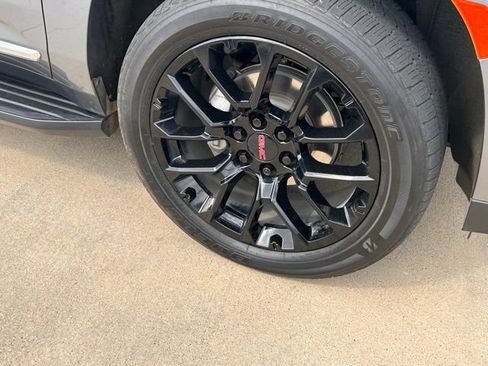 Used 2022 GMC Yukon XL SLT w/ SLT Premium Package image 16