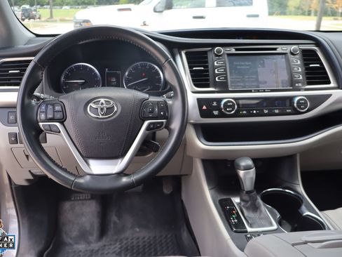 Used 2019 Toyota Highlander XLE FWD image 18
