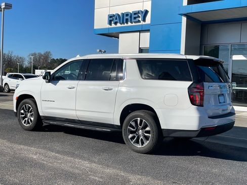 Used 2022 Chevrolet Suburban LT w/ Luxury Package image 3