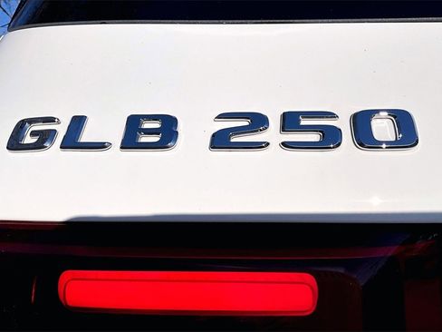 Used 2025 Mercedes-Benz GLB 250 4MATIC image 33