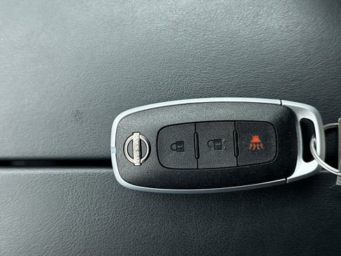 Used 2025 Nissan Rogue S AWD/4WD image 22