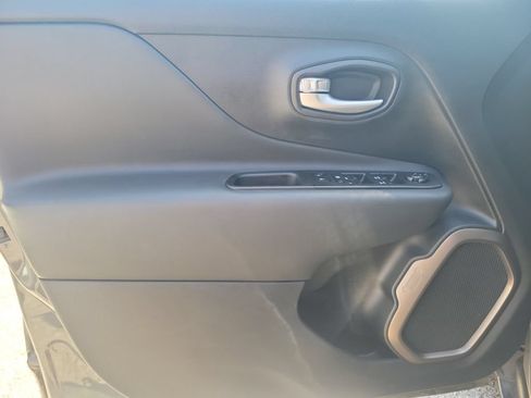 Used 2023 Jeep Renegade Latitude AWD/4WD image 17