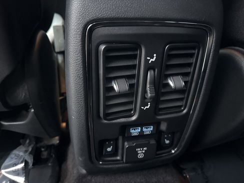 Used 2018 Jeep Grand Cherokee Limited image 22