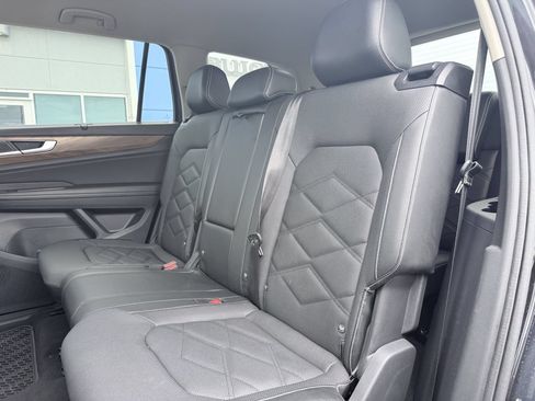 Used 2024 Volkswagen Atlas SE w/ Black Wheel Package FWD image 13