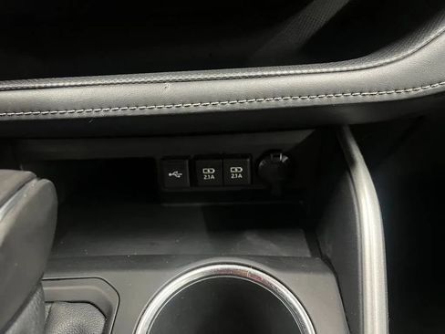 Used 2021 Toyota Highlander XLE AWD/4WD image 24