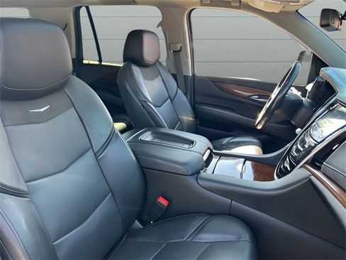 Used 2020 Cadillac Escalade Luxury w/ Escalade Sport Edition image 24