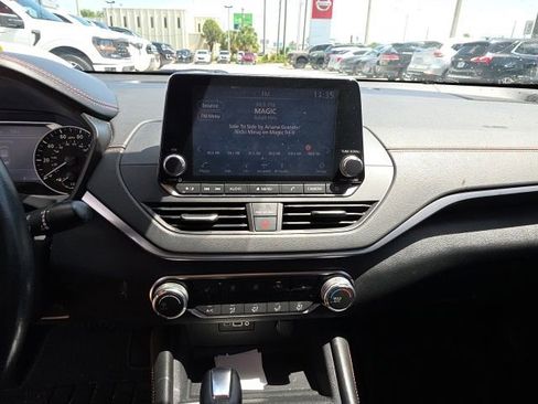 Used 2022 Nissan Altima 2.5 SR w/ Midnight Edition Package FWD image 17