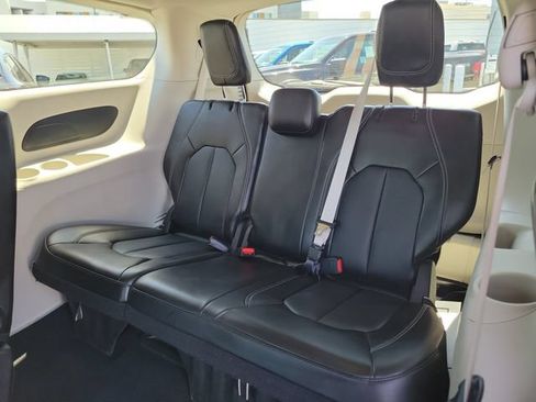Used 2024 Chrysler Pacifica Touring-L FWD image 11