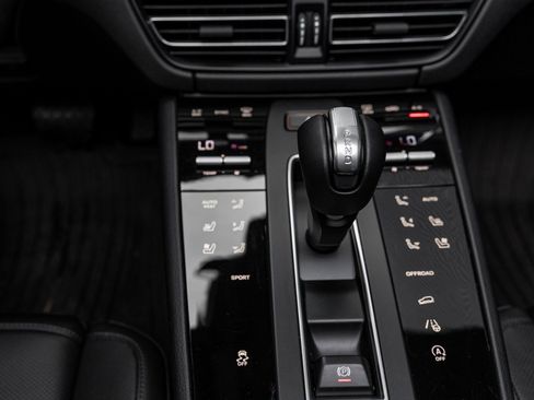 Certified 2025 Porsche Macan image 23