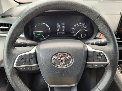 Used 2023 Toyota Sienna XLE image 17