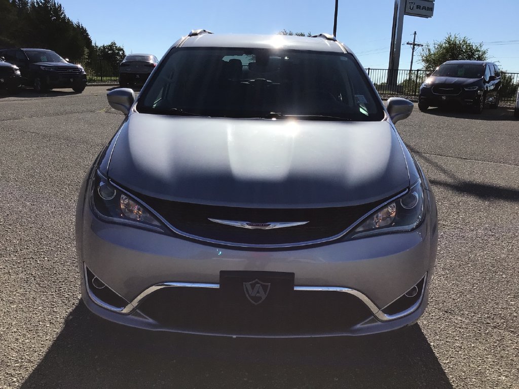 Used 2020 Chrysler Pacifica Touring-L FWD image 9