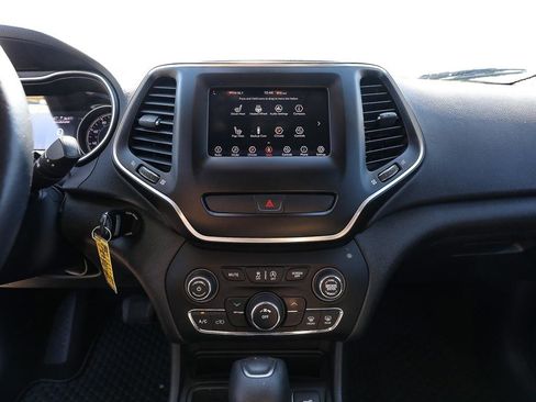 Used 2019 Jeep Cherokee Latitude w/ Cold Weather Group FWD image 15