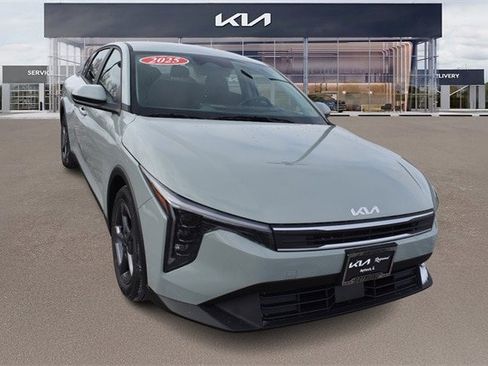New 2025 Kia K4 LXS image 9