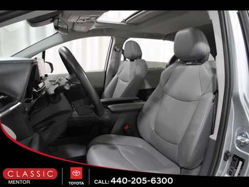 Certified 2024 Toyota Sienna XLE FWD image 5