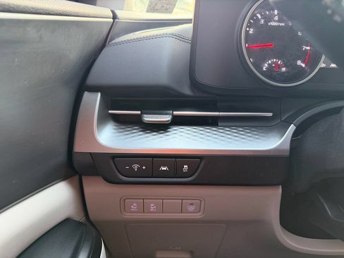 Used 2024 Kia Carnival LX FWD image 16