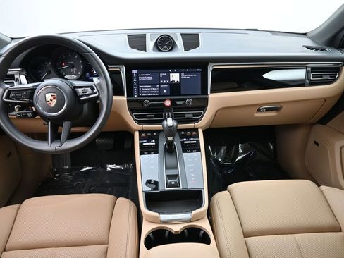 Certified 2025 Porsche Macan AWD/4WD image 6