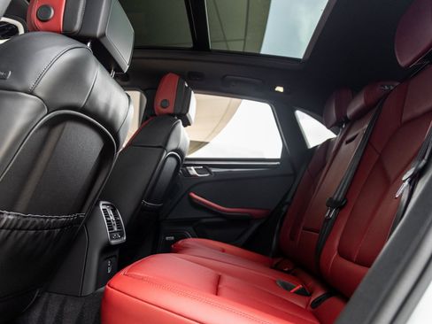 Certified 2025 Porsche Macan image 32