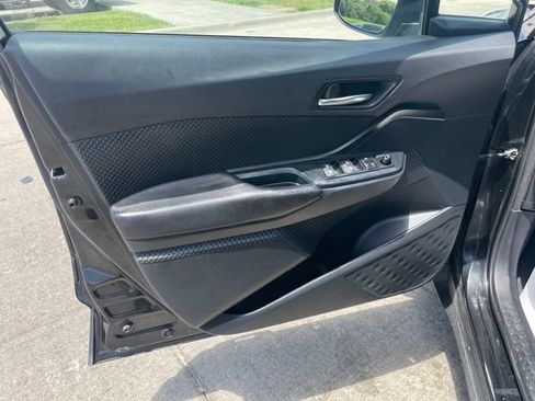 Used 2018 Toyota C-HR XLE FWD image 22
