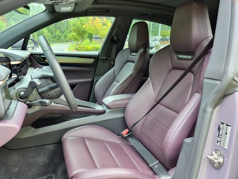 Certified 2025 Porsche Macan 4 Electric AWD/4WD image 5