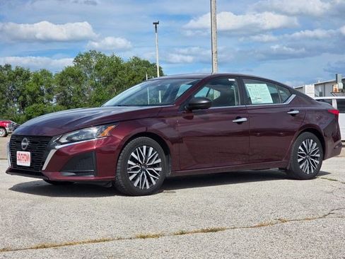 Used 2024 Nissan Altima 2.5 SV FWD image 3