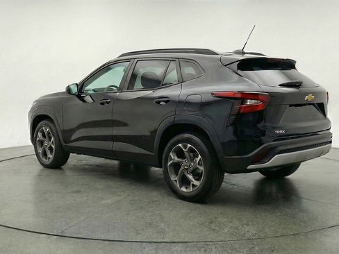 Used 2025 Chevrolet Trax LT w/ LT Convenience Package FWD image 6