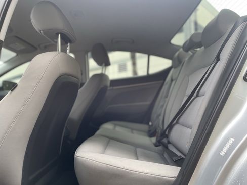Used 2017 Hyundai Elantra SE image 18