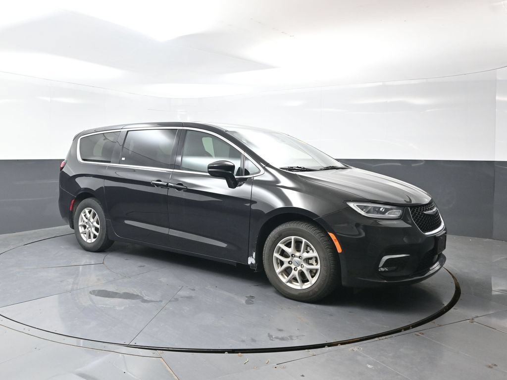 Used 2025 Chrysler Pacifica Select FWD image 3