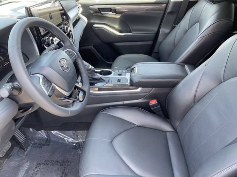 Certified 2026 Toyota Highlander Limited AWD/4WD image 27