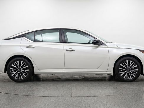 Used 2025 Nissan Altima 2.5 SV image 11