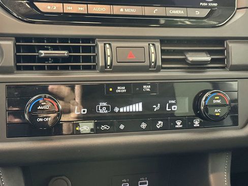 Used 2024 Nissan Pathfinder S FWD image 19
