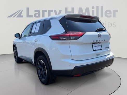 Used 2024 Nissan Rogue SV AWD/4WD image 3