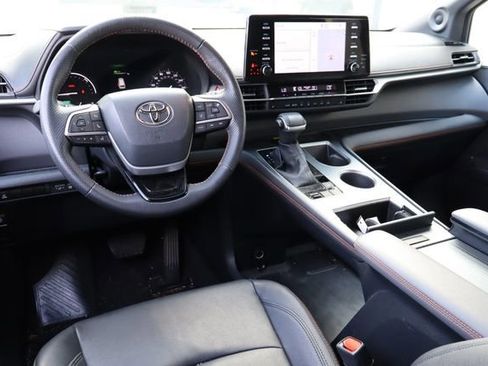 Used 2023 Toyota Sienna XSE w/ XSE Plus Package FWD image 5