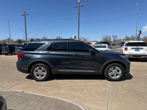 Used 2022 Ford Explorer XLT image 4