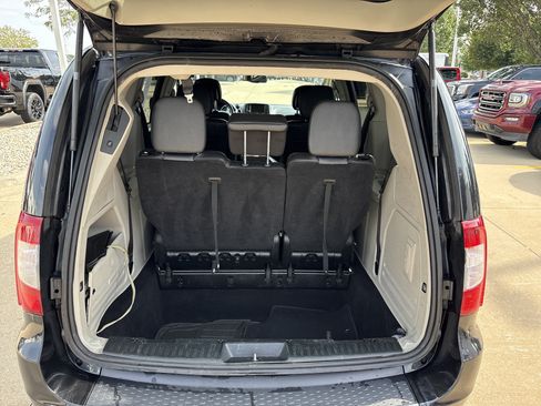 Used 2013 Chrysler Town & Country Touring-L w/ Driver Convenience Group FWD image 12