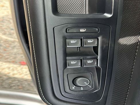 Used 2025 Volkswagen Atlas SE FWD image 21