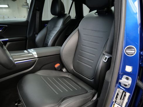 Used 2025 Mercedes-Benz GLC 300 4MATIC image 3