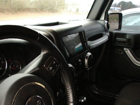 Used 2015 Jeep Wrangler Unlimited Sahara w/ Connectivity Group image 7