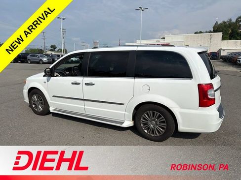 Used 2014 Chrysler Town & Country Touring-L FWD image 9