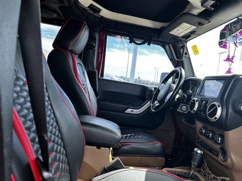 Used 2011 Jeep Wrangler Unlimited Rubicon w/ Connectivity Group image 12