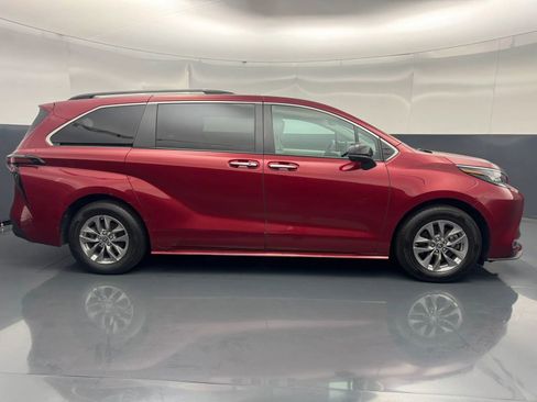 Used 2023 Toyota Sienna XLE image 2