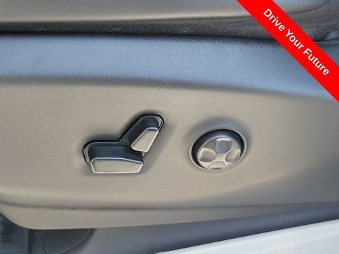 Used 2023 Chrysler Pacifica Touring-L FWD image 18