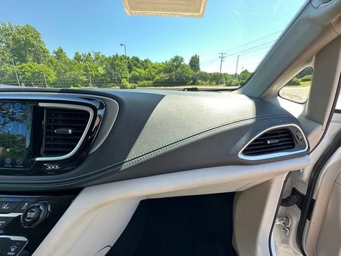 Used 2020 Chrysler Pacifica Limited w/ Advanced Safetytec Group FWD image 16