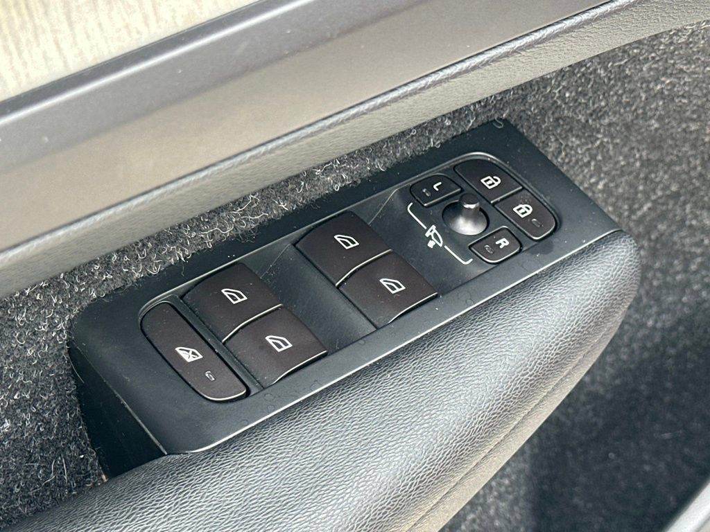 Used 2019 Volvo XC40 T4 Inscription FWD image 16