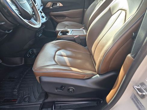 Used 2017 Chrysler Pacifica Limited FWD image 10