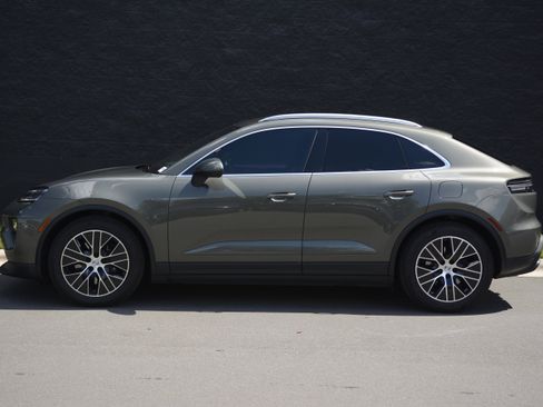 Certified 2025 Porsche Macan 4S Electric AWD/4WD image 2