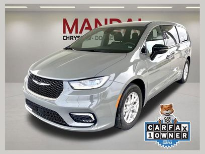 Used 2025 Chrysler Pacifica Select