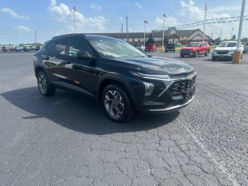 Used 2025 Chevrolet Trax LT FWD image 7
