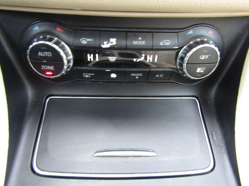 Used 2020 Mercedes-Benz GLA 250 4MATIC w/ Premium Package image 29