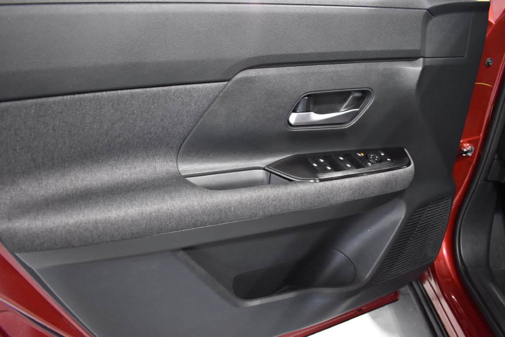 Certified 2025 Nissan Kicks SV FWD image 15